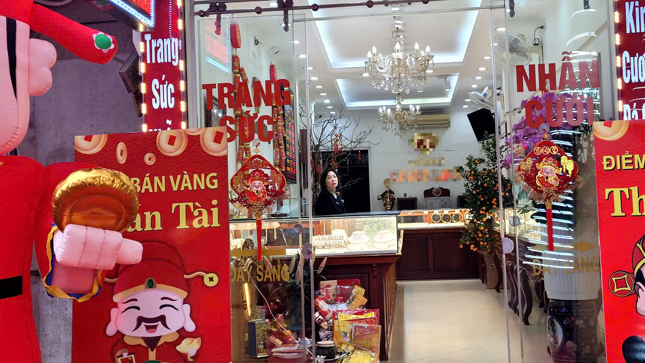 Hình ảnh khác lạ ở nhiều tiệm vàng trong ngày vía Thần Tài - Ảnh 4