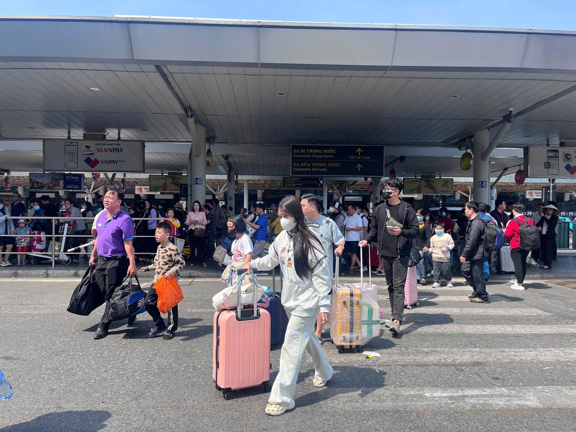 Cảnh tượng trái ngược ở sân bay Tân Sơn Nhất mùng 4 Tết - Ảnh 1