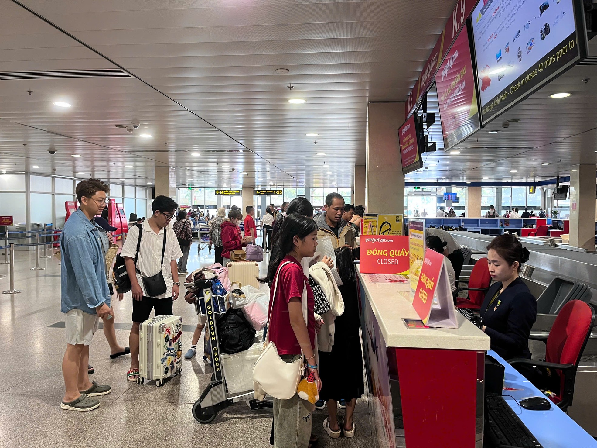 Cảnh tượng trái ngược ở sân bay Tân Sơn Nhất mùng 4 Tết - Ảnh 8