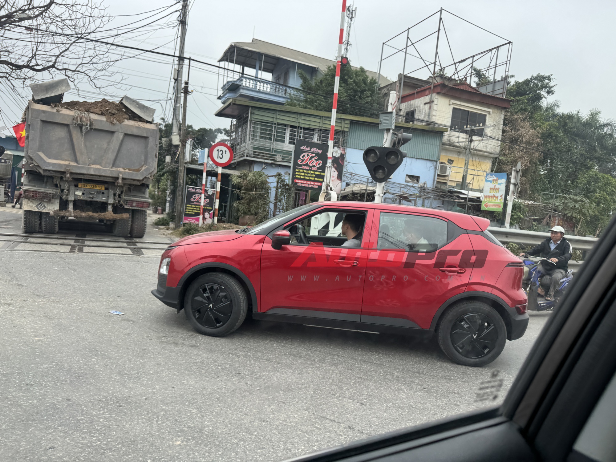 VinFast Herio Green lần đầu lộ diện trên phố: Dáng giống nhưng thiết kế mâm khác VF 5, dễ ra mắt trong thời gian gần cho dân chạy dịch vụ - Ảnh 2