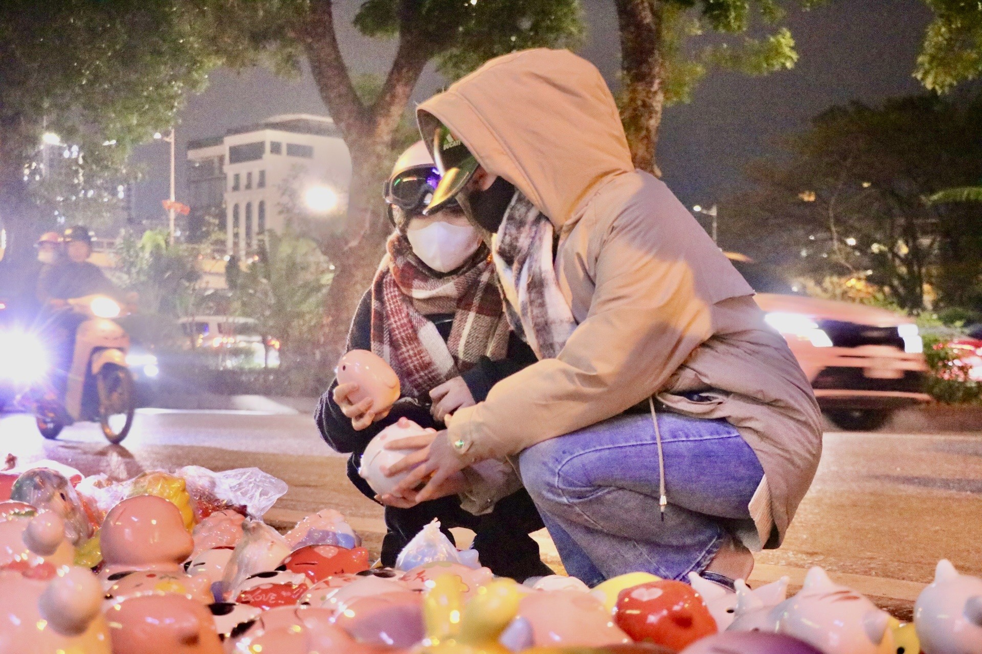 Nhiều người mua heo đất lấy may đầu năm - Ảnh 6