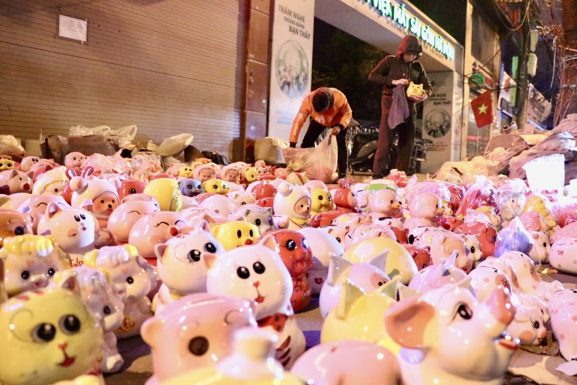 Nhiều người mua heo đất lấy may đầu năm - Ảnh 1