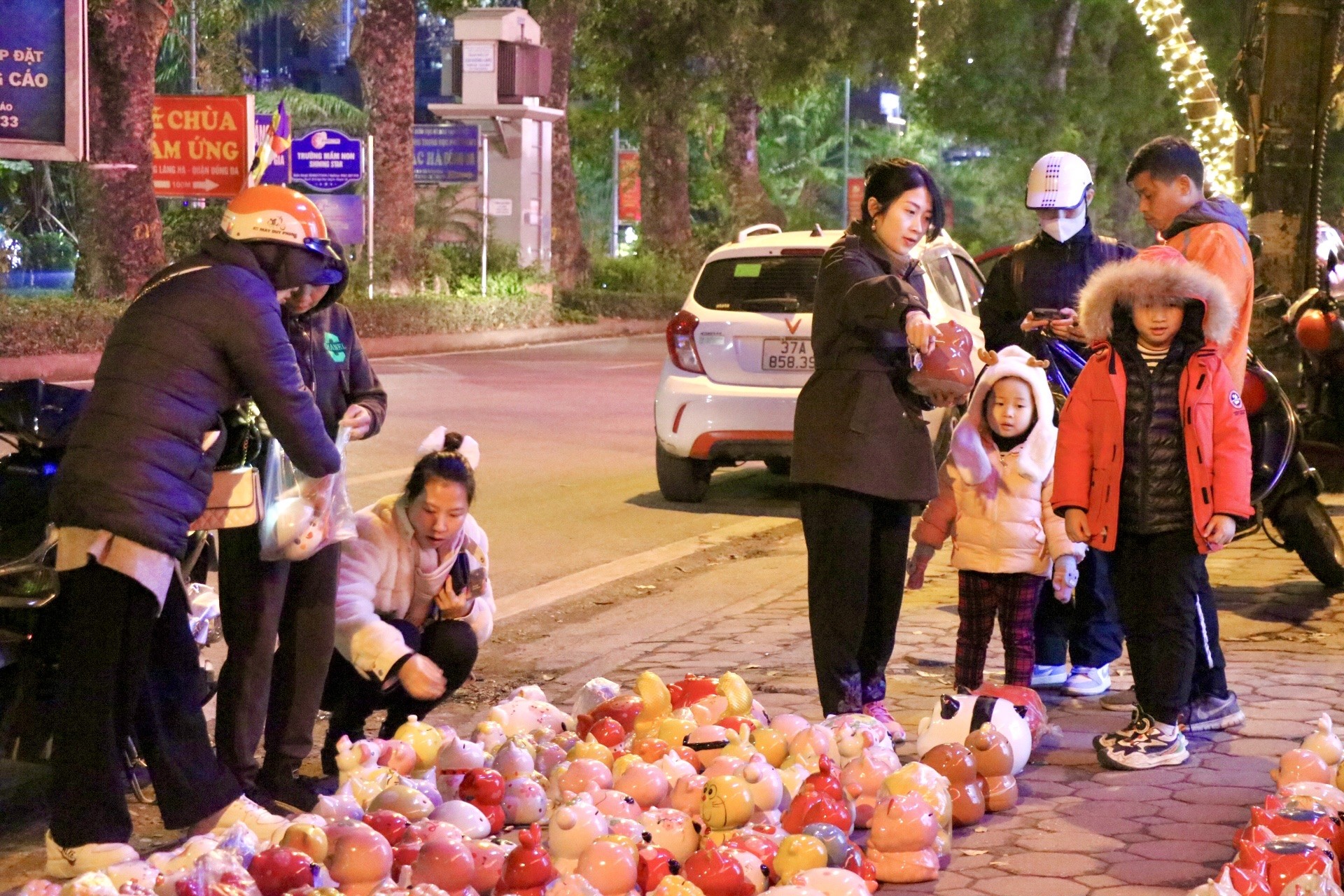 Nhiều người mua heo đất lấy may đầu năm - Ảnh 2