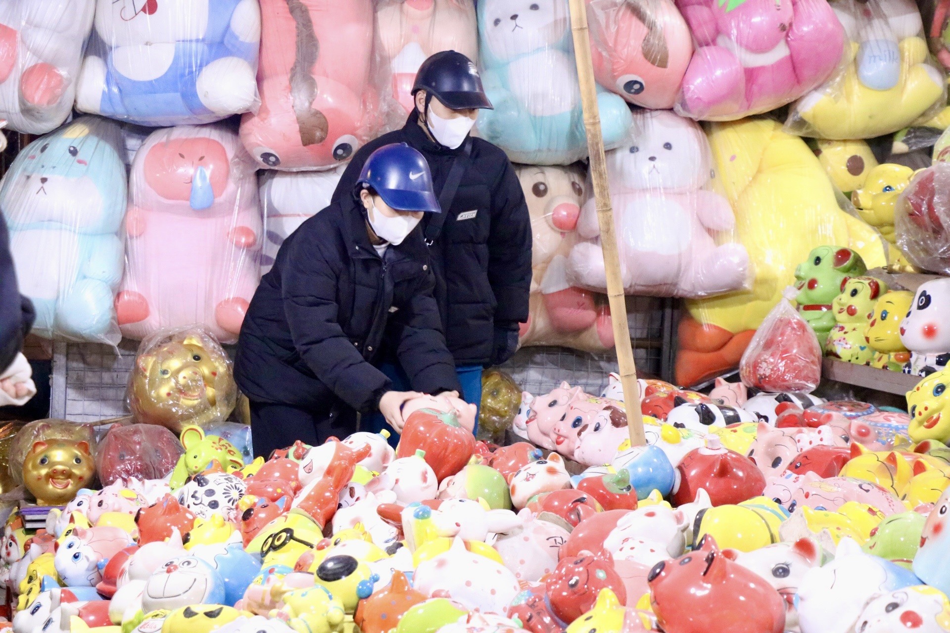 Nhiều người mua heo đất lấy may đầu năm - Ảnh 4