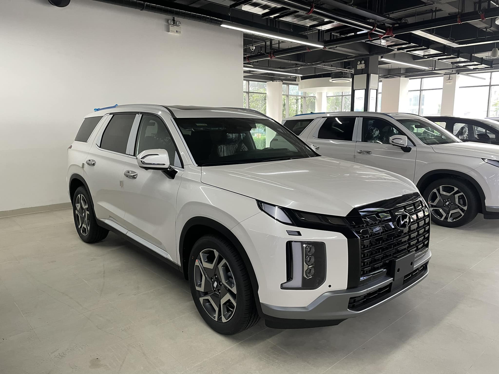 Hyundai Palisade giảm tới 100 triệu tại đại lý, bản cao nhất giờ rẻ ngang Kia Sorento phân khúc dưới - Ảnh 1