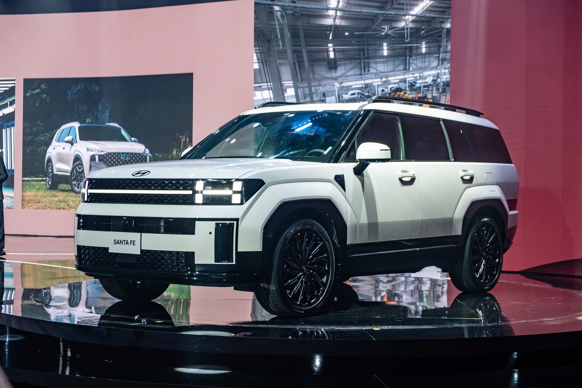 Hyundai Santa Fe giảm 100 triệu tại đại lý: Bản thấp nhất chưa đến 1 tỷ đồng, tăng sức cạnh tranh Everest - Ảnh 1