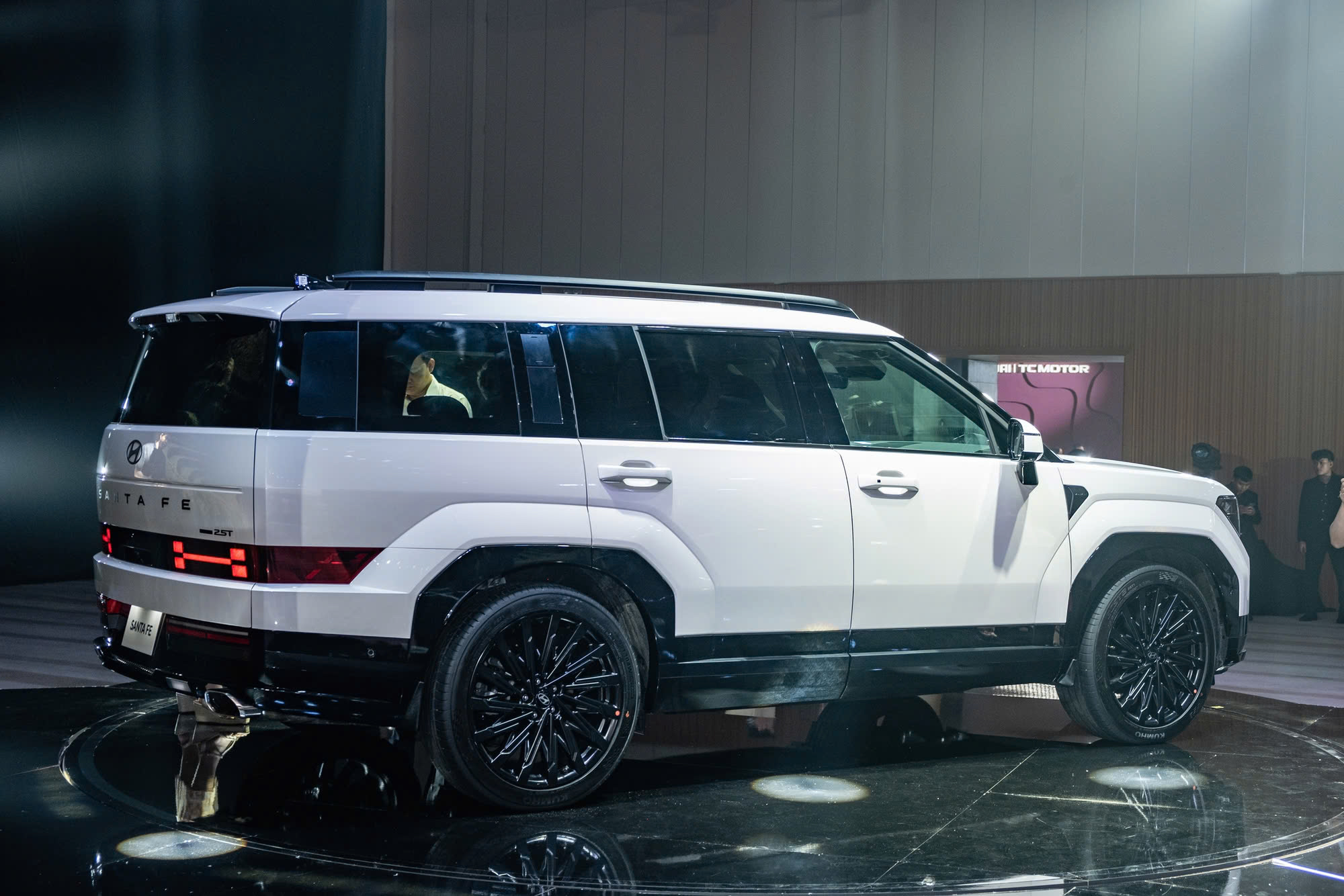 Hyundai Santa Fe giảm 100 triệu tại đại lý: Bản thấp nhất chưa đến 1 tỷ đồng, tăng sức cạnh tranh Everest - Ảnh 2