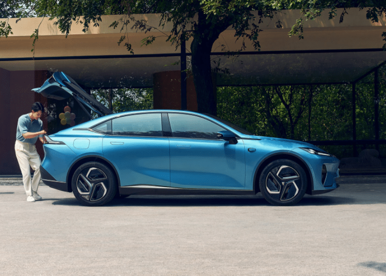 Hãng xây nhà máy 50.000 xe/năm ở Huế có sedan 'ăn xăng' 0.73L/100km, ngang cỡ Camry mà giá bằng một nửa - Ảnh 3