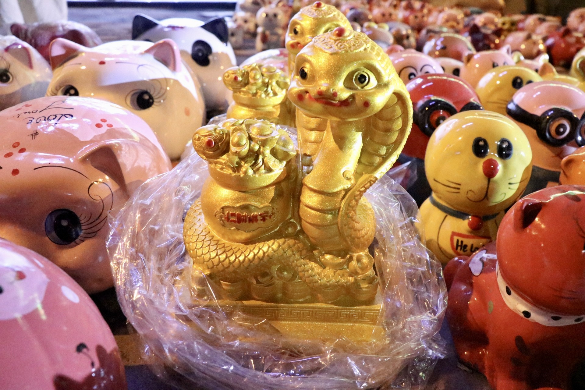 Nhiều người mua heo đất lấy may đầu năm - Ảnh 5