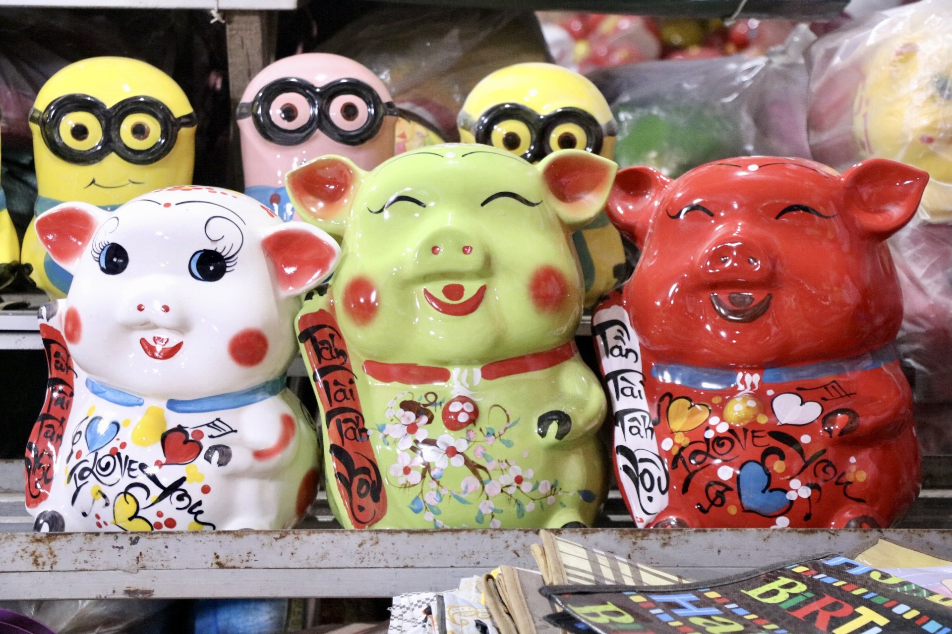 Nhiều người mua heo đất lấy may đầu năm - Ảnh 3