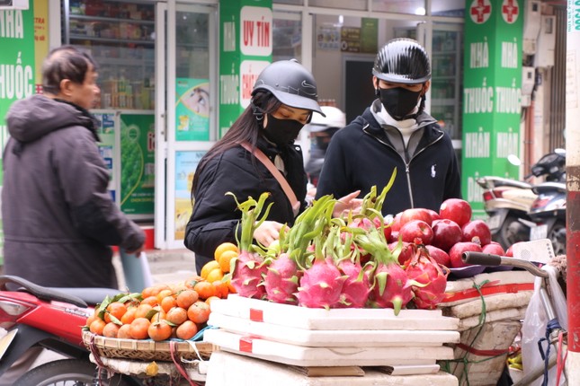 Hà Nội: Hoa tươi, đồ cúng rằm tháng Giêng 'giá mềm' - Ảnh 2