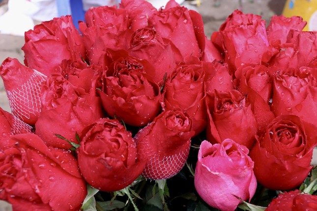 Hà Nội: Hoa tươi, đồ cúng rằm tháng Giêng 'giá mềm' - Ảnh 5