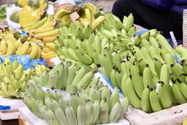 Hà Nội: Hoa tươi, đồ cúng rằm tháng Giêng 'giá mềm' - Ảnh 6