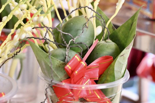 Hà Nội: Hoa tươi, đồ cúng rằm tháng Giêng 'giá mềm' - Ảnh 4