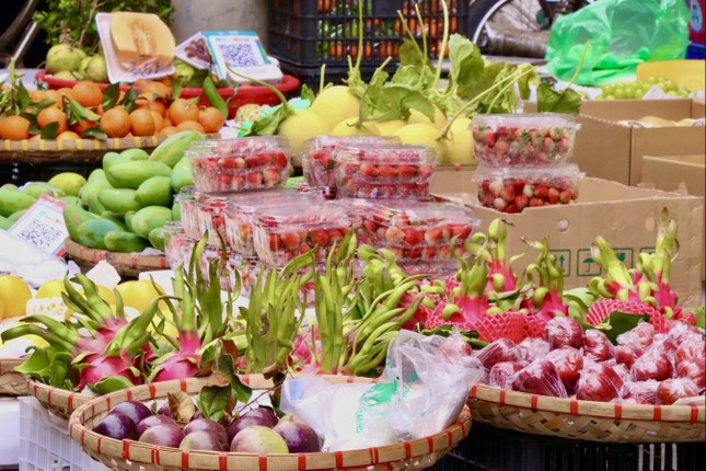 Hà Nội: Hoa tươi, đồ cúng rằm tháng Giêng 'giá mềm' - Ảnh 3