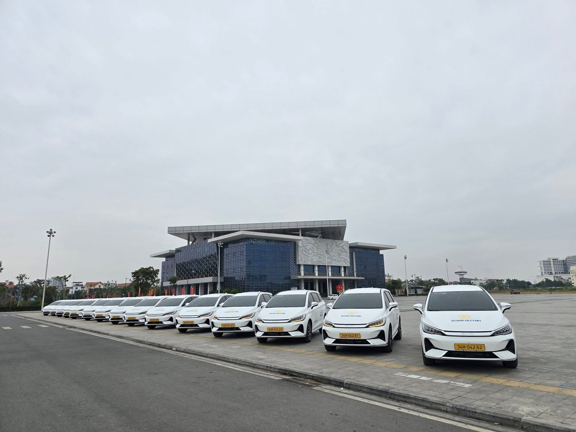 Một doanh nghiệp vận tải mua 50 ô tô điện của BYD để chạy tuyến Hà Nội - Hải Dương - Ảnh 1