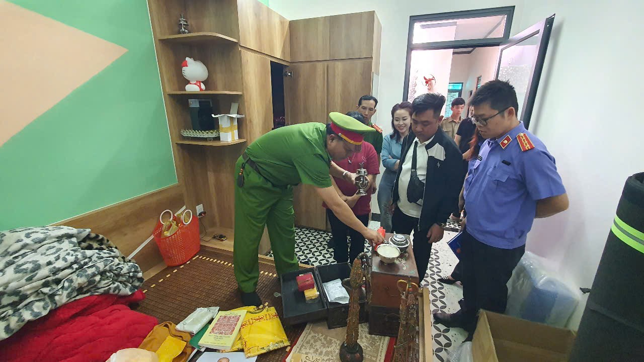 CLIP: Cận cảnh khám xét nơi tu tập "thành tiên", lừa đảo gần 100 tỉ đồng - Ảnh 6