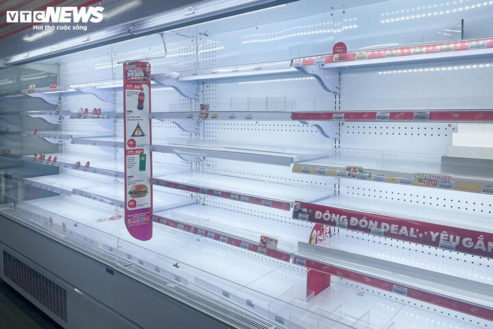 Siêu thị lại đầy ắp hàng hóa sau kỳ nghỉ Tết Nguyên đán Ất Tỵ - Ảnh 22