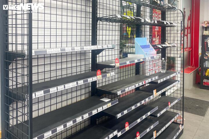 Siêu thị lại đầy ắp hàng hóa sau kỳ nghỉ Tết Nguyên đán Ất Tỵ - Ảnh 23