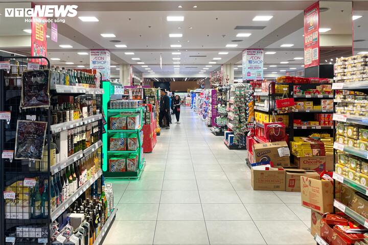 Siêu thị lại đầy ắp hàng hóa sau kỳ nghỉ Tết Nguyên đán Ất Tỵ - Ảnh 1