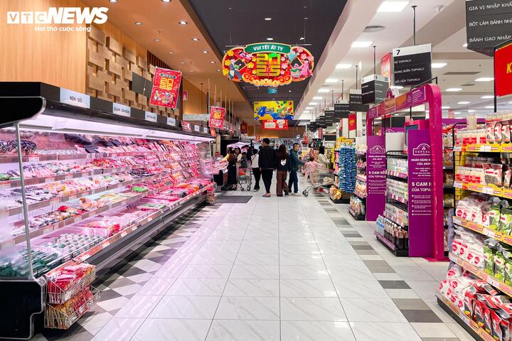 Siêu thị lại đầy ắp hàng hóa sau kỳ nghỉ Tết Nguyên đán Ất Tỵ - Ảnh 2
