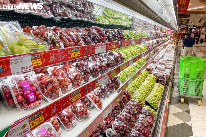 Siêu thị lại đầy ắp hàng hóa sau kỳ nghỉ Tết Nguyên đán Ất Tỵ - Ảnh 13