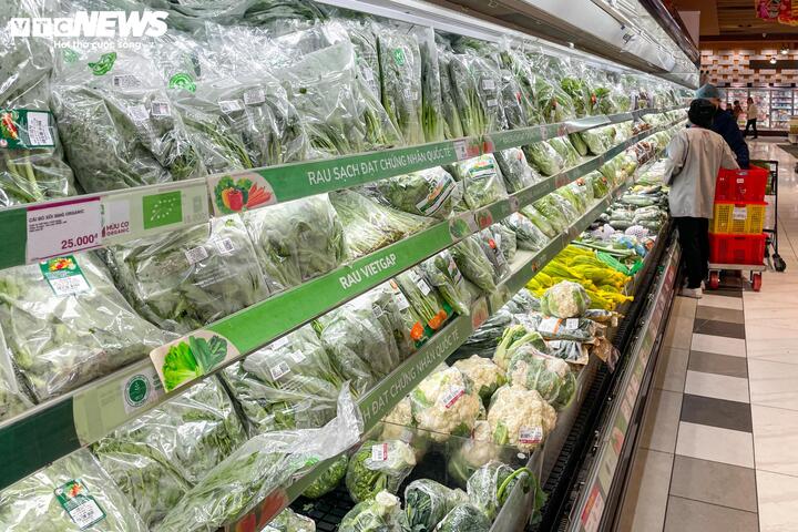 Siêu thị lại đầy ắp hàng hóa sau kỳ nghỉ Tết Nguyên đán Ất Tỵ - Ảnh 10