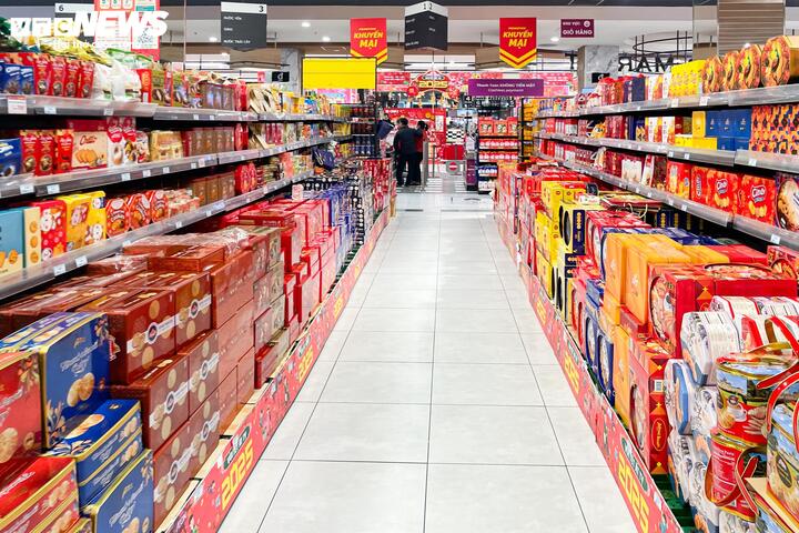 Siêu thị lại đầy ắp hàng hóa sau kỳ nghỉ Tết Nguyên đán Ất Tỵ - Ảnh 16