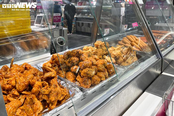 Siêu thị lại đầy ắp hàng hóa sau kỳ nghỉ Tết Nguyên đán Ất Tỵ - Ảnh 19