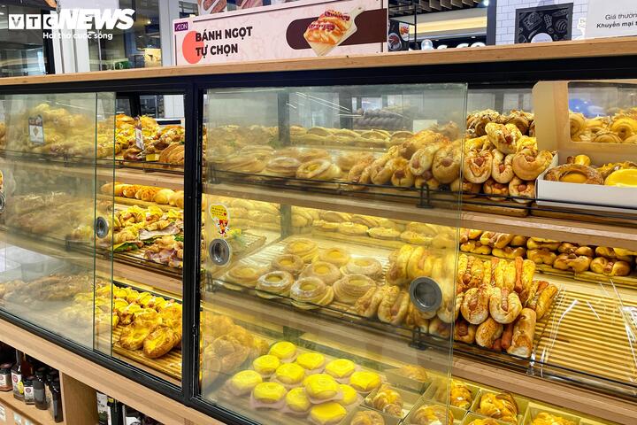 Siêu thị lại đầy ắp hàng hóa sau kỳ nghỉ Tết Nguyên đán Ất Tỵ - Ảnh 20