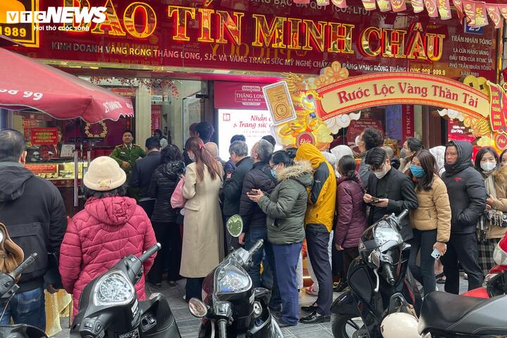 Khách kéo đến quá đông, cửa hàng 'cháy' phiếu mua vàng trước ngày vía thần Tài - Ảnh 1