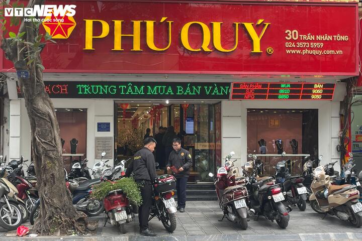 Khách kéo đến quá đông, cửa hàng 'cháy' phiếu mua vàng trước ngày vía thần Tài - Ảnh 3