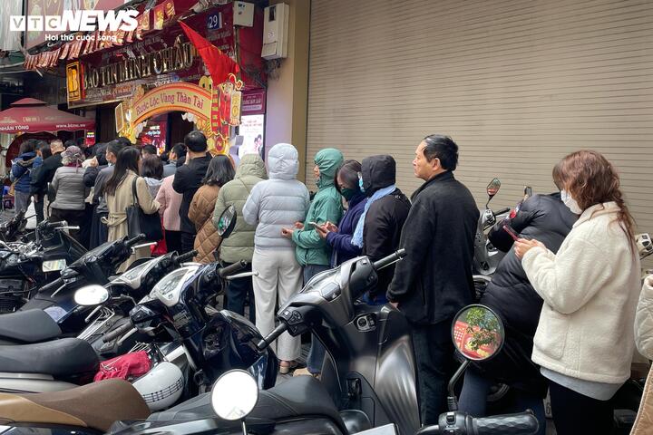 Khách kéo đến quá đông, cửa hàng 'cháy' phiếu mua vàng trước ngày vía thần Tài - Ảnh 2