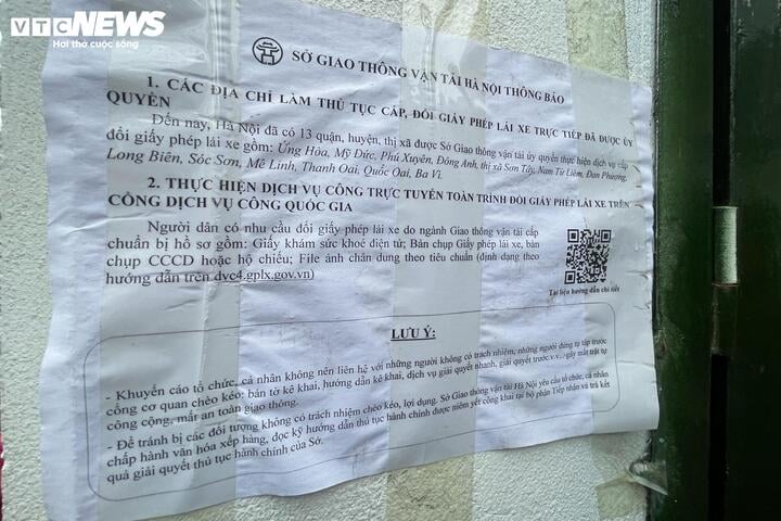 Điểm cấp đổi bằng lái xe đông nghẹt, 'cò' mời dịch vụ xếp hàng hộ giá cao ngất - Ảnh 4