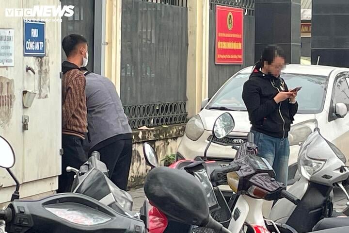 Điểm cấp đổi bằng lái xe đông nghẹt, 'cò' mời dịch vụ xếp hàng hộ giá cao ngất - Ảnh 3