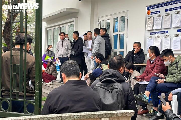 Điểm cấp đổi bằng lái xe đông nghẹt, 'cò' mời dịch vụ xếp hàng hộ giá cao ngất - Ảnh 2