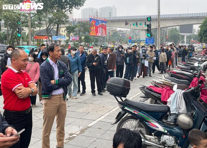 Điểm cấp đổi bằng lái xe đông nghẹt, 'cò' mời dịch vụ xếp hàng hộ giá cao ngất - Ảnh 1