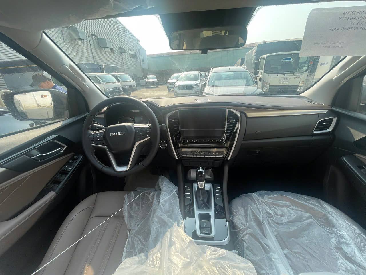 Isuzu mu-X giảm giá 220 triệu tại đại lý: Bản tầm trung chỉ còn 930 triệu, tiệm cận Peugeot 2008 - Ảnh 8