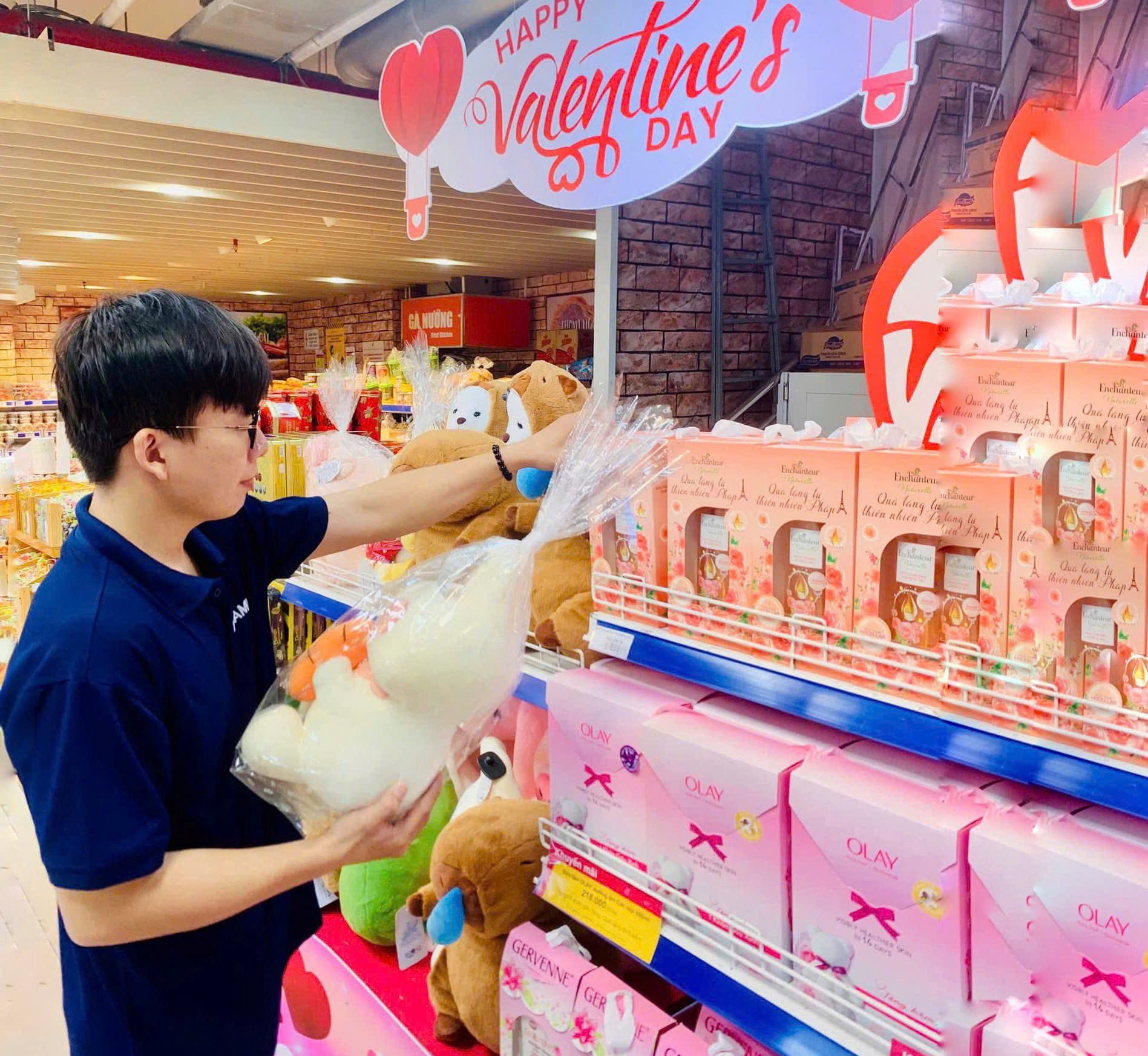 Hoa, quà hạ giá 'ngóng' khách trong ngày Valentine - Ảnh 14