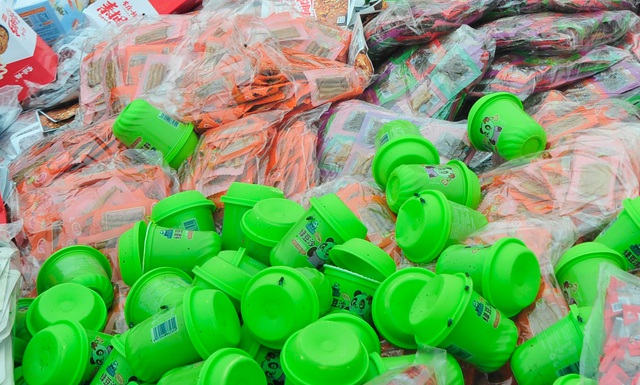 Vụ bánh kẹo chất như núi ở bãi rác tại La Phù (Hà Nội): Công an vào cuộc - Ảnh 2