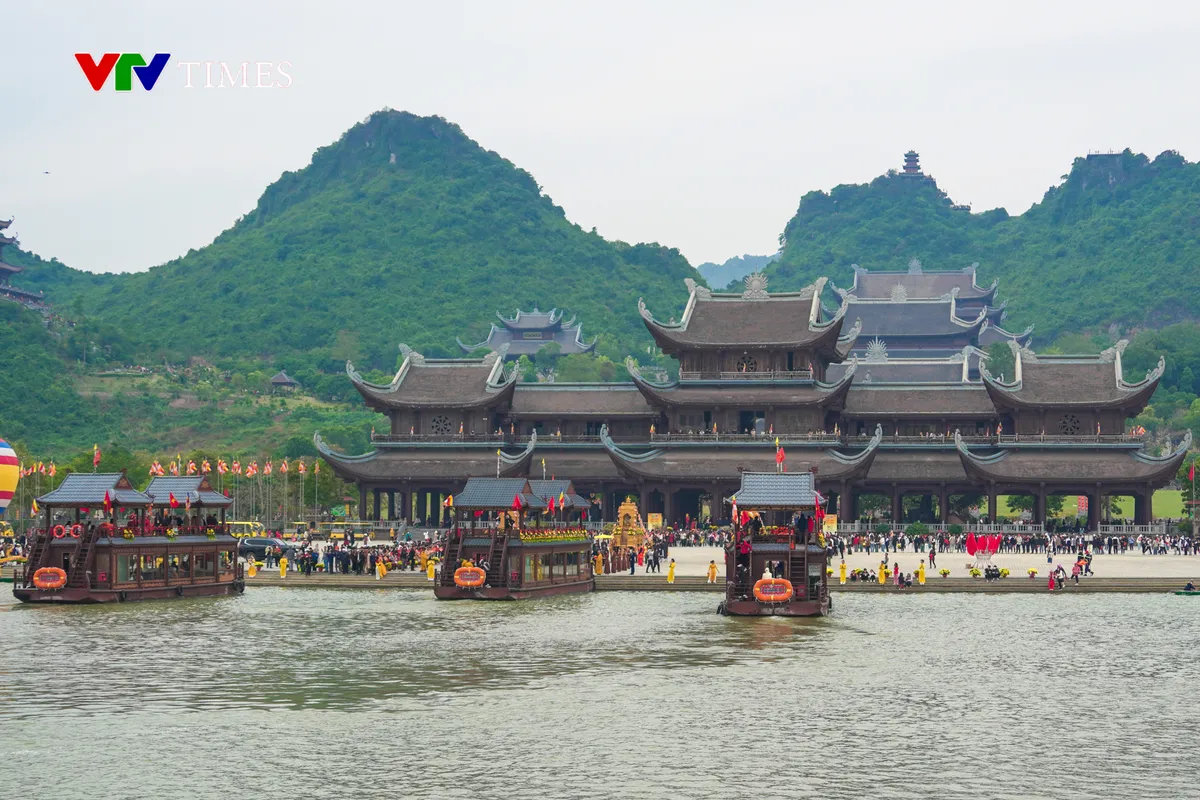 Sôi động các tour du lịch hành hương đầu năm mới - Ảnh 1