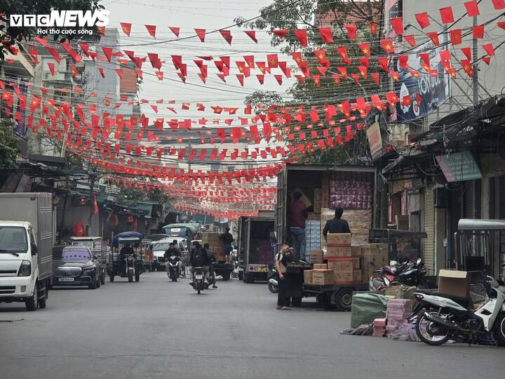 Núi bánh kẹo 'lạ' bị xả giữa làng: Siết chặt quản lý thị trường tại La Phù - Ảnh 1