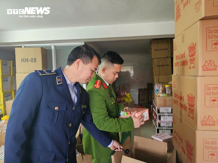 Sau vụ xả thải núi bánh kẹo, phát hiện hàng trăm sản phẩm nhập lậu tại La Phù - Ảnh 1