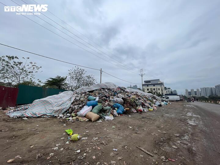 Núi bánh kẹo 'lạ' bị xả giữa làng: Siết chặt quản lý thị trường tại La Phù - Ảnh 3