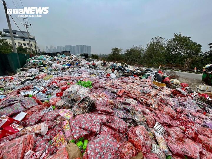 Sau vụ xả thải núi bánh kẹo, phát hiện hàng trăm sản phẩm nhập lậu tại La Phù - Ảnh 2