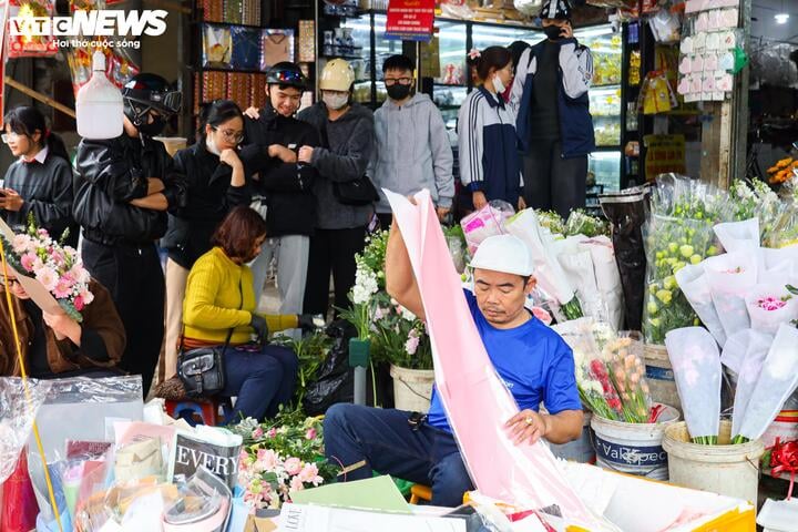 Xếp hàng cả tiếng đồng hồ chờ mua hoa, socola trong ngày Valentine - Ảnh 15
