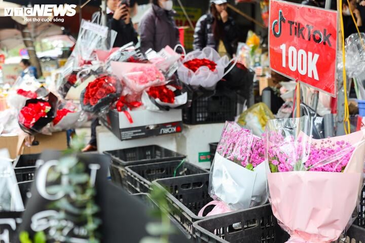 Xếp hàng cả tiếng đồng hồ chờ mua hoa, socola trong ngày Valentine - Ảnh 20