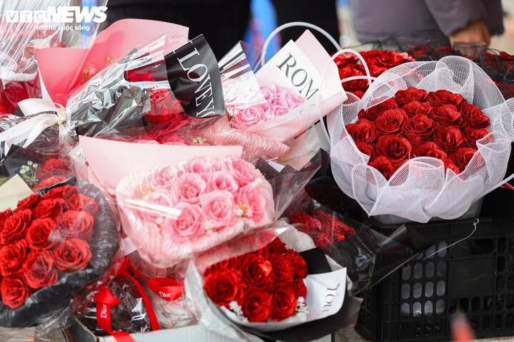 Xếp hàng cả tiếng đồng hồ chờ mua hoa, socola trong ngày Valentine - Ảnh 19