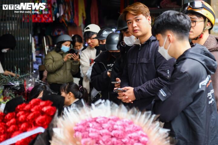 Xếp hàng cả tiếng đồng hồ chờ mua hoa, socola trong ngày Valentine - Ảnh 18