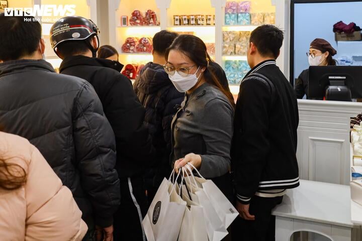 Xếp hàng cả tiếng đồng hồ chờ mua hoa, socola trong ngày Valentine - Ảnh 5